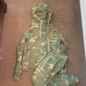 Camo print matching sweat outfit